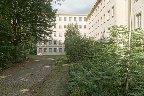 Bäume vor vierstöckigem Wohnheim der FDJ-Schule am Bogensee