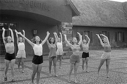 FDJ-Studierende beim Frühsport vor Goebbels Waldhof am Bogensee