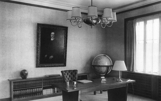 Schreibtisch, Hitlergemälde, Globus in Goebbels Arbeitszimmer im Waldhof am Bogensee
