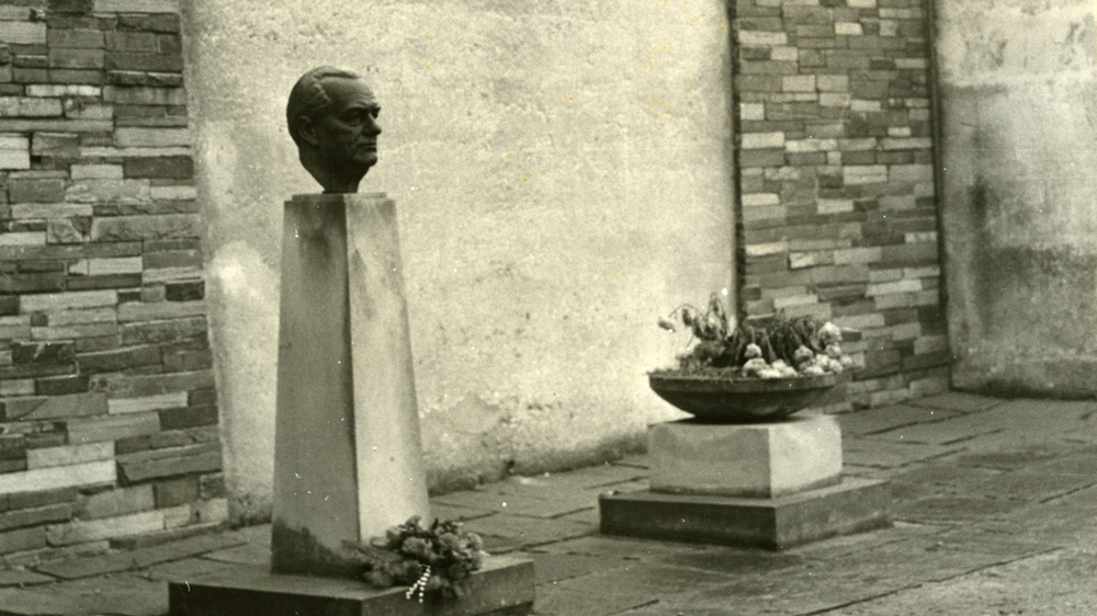 Blumenschale und Büste Wilhelm Piecks im Ehrenhain der FDJ-Schule am Bogensee