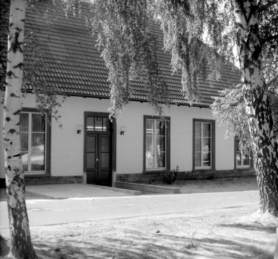 Teil des Goebbels Waldhofes am Bogensee, Eingangstür, zwei Birken