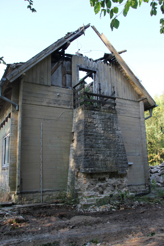 Beschädigter Schornstein des Blockhauses von Nationalsozialist Goebbels am Bogensee