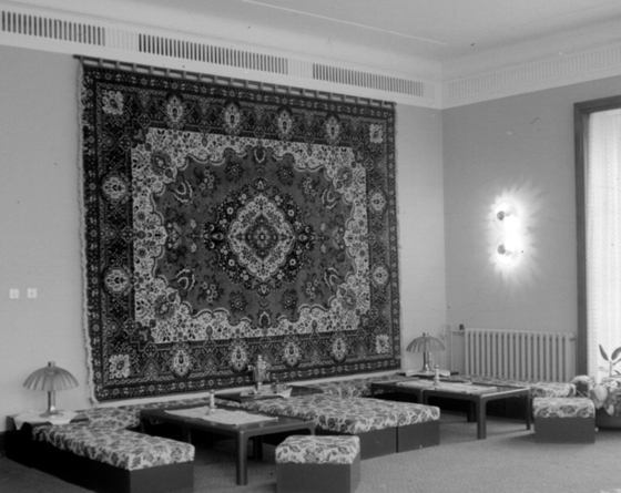 Sitzmöbel, Wandteppich im Kulturhaus der FDJ-Schule am Bogensee