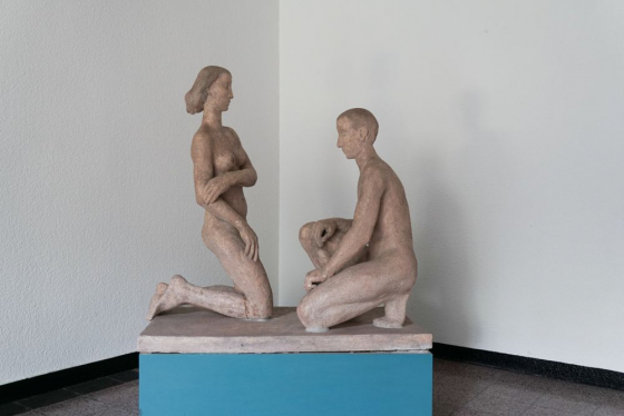 Ines Diederich: Figurengruppe mit kniendem Paar, 1985, Keramik, 130x116x65 cm