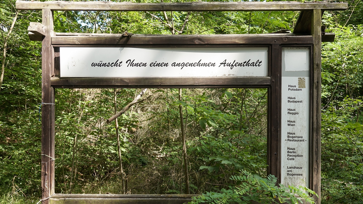Informationstafel am Zugang zum Gelände der Jugendhochschule; Foto: Gerd Illing, 2020. Informationstafelreste im Unterholz auf dem Bogensee-Areal