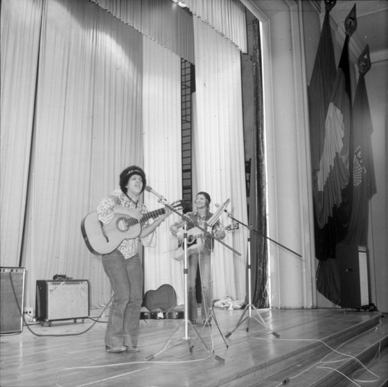 Fasia und Ben mit Gitarre auf FDJ-Kulturhausbühne am Bogensee