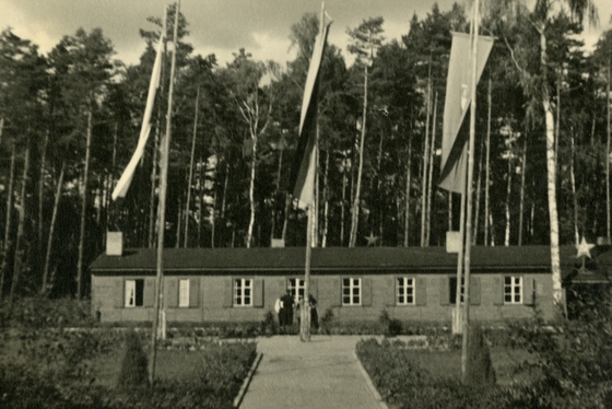 3 Fahnenmaste vor Wohnbaracke der Jugendhochschule am Bogensee, frühe DDR-Zeit