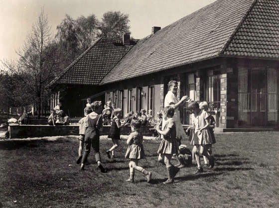 Spielende Kinder vor Goebbels Waldhof an FDJ-Hochschule beim Bogensee