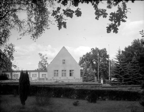 Haus, Garten mit Hecken in Bärenklau-Außenstelle der FDJ-Schule Wilhelm Pieck