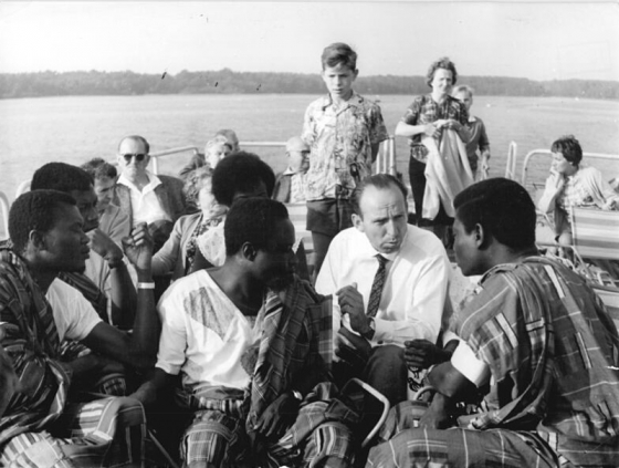 Ghanaische Studierende der FDJ-Schule am Bogensee mit Sekretär der Deutsch-Afrikanischen Gesellschaft der DDR