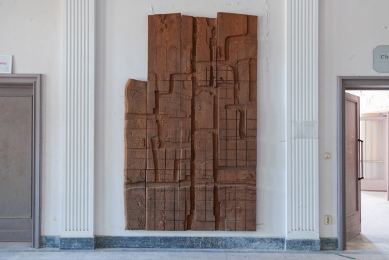 abstraktes Holzrelief im Kulturhaus, FDJ-Jugendhochschule am Bogensee