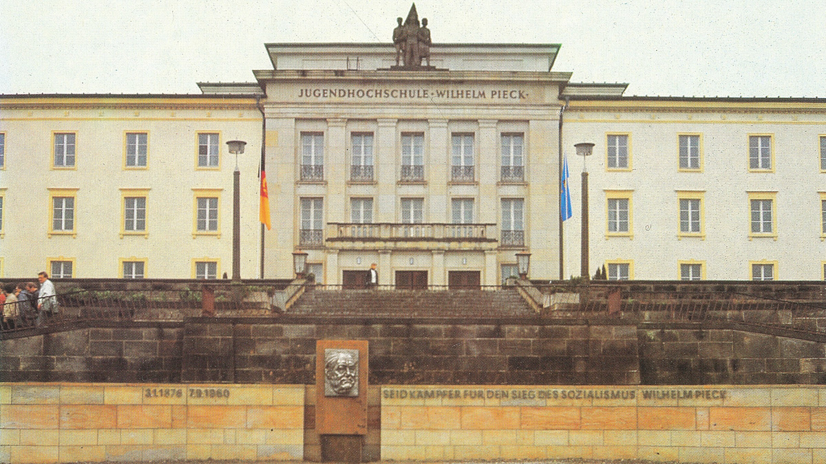frontaler Blick auf die Jugendhochschule Wilhelm Pieck (ehem. Cover-Bild des Kataloges: Junge Kunst im Auftrag)