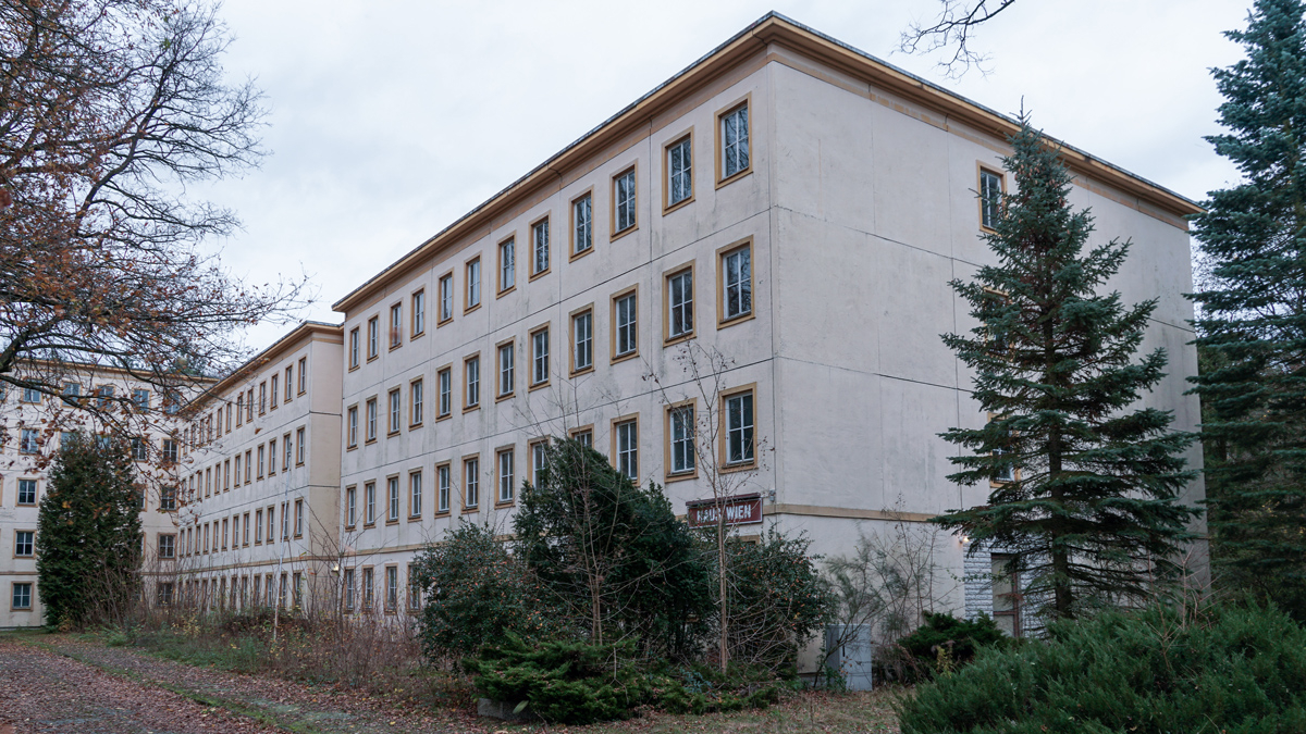 Plattenbau des Wohnheims der FDJ-Hochschule am Bogensee