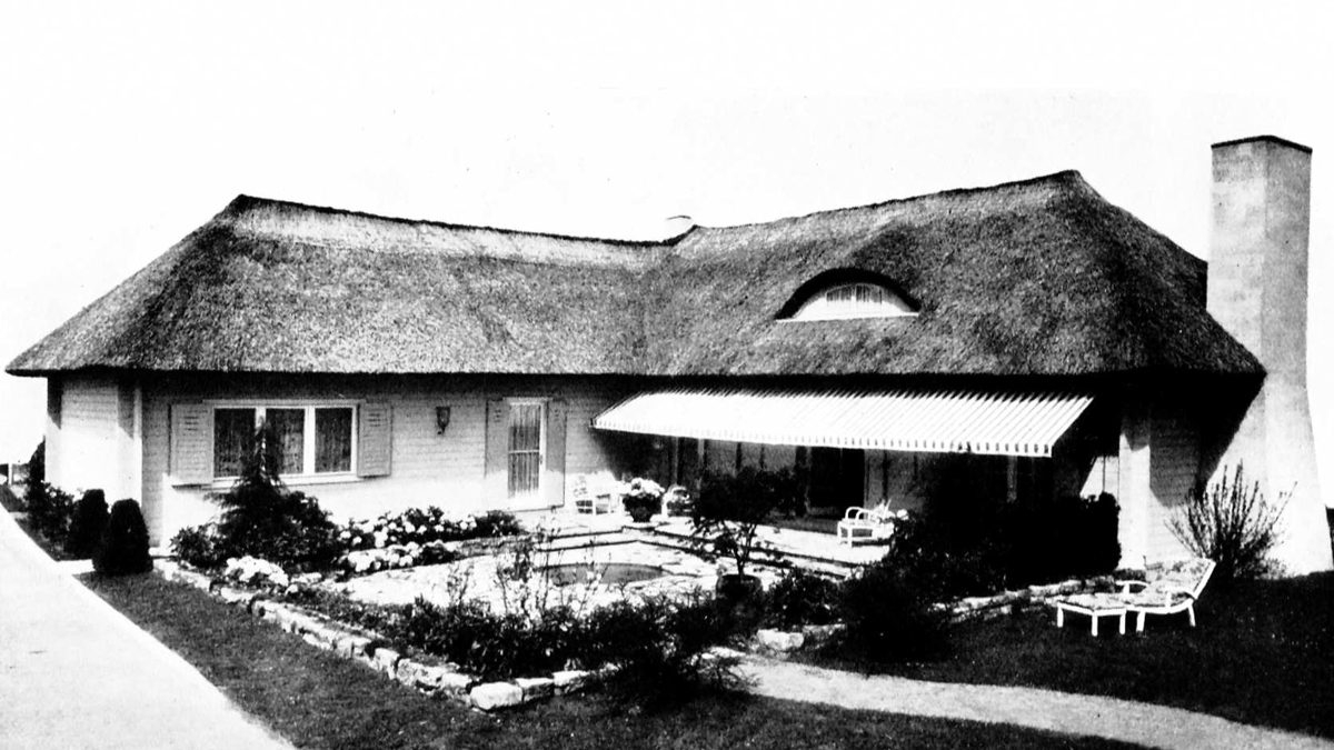 Reetgedeecktes, rechtwinkliges Musterhaus