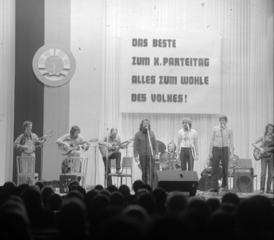 Oktoberklub auf Kulturhausbühne vor Publikum an FDJ-Hochschule beim Bogensee