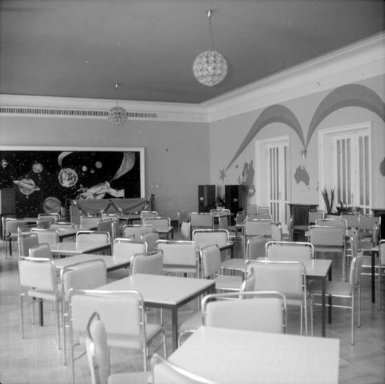 Planeten, Sterne an Wänden, Tische mit Stühlen im FDJ-Kulturhaus am Bogensee