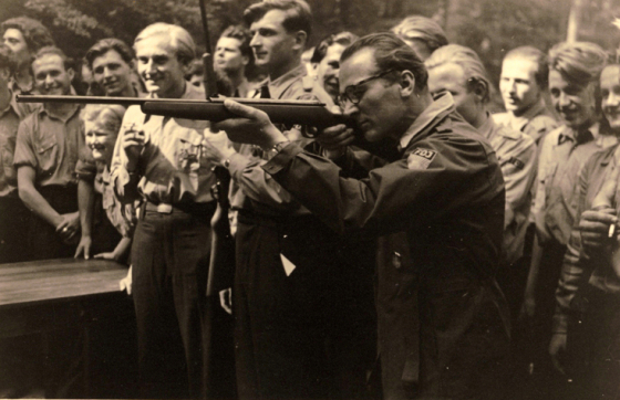 Honecker zielt mit Gewehr am Schießstand der FDJ-Hochschule Bogensee