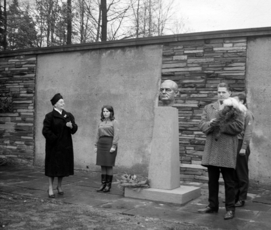 Menschen um Wilhelm Pieck Büste bei FDJ-Schule am Bogensee