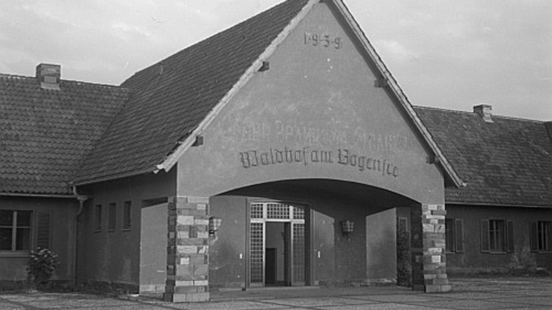 Eingangsbereich des Goebbels Waldhofes mit Giebeldach am Bogensee