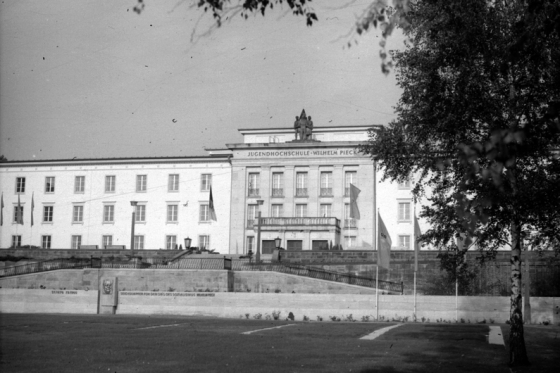 Baum vor Lektionsgebäude der FDJ-Hochschule Wilhelm Pieck am Bogensee