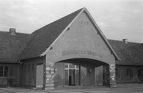 Eingangsbereich des Goebbels Waldhofes mit Giebeldach am Bogensee