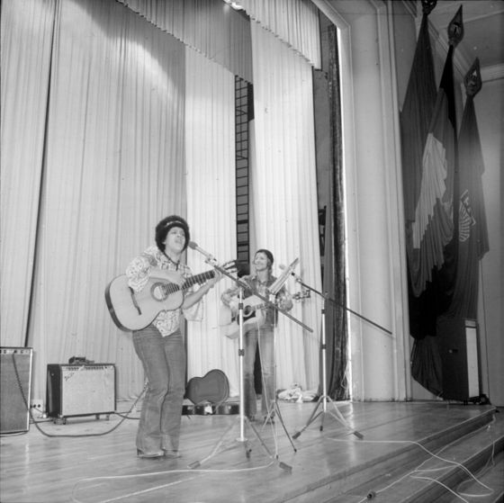 Fasia und Ben mit Gitarre auf FDJ-Kulturhausbühne am Bogensee