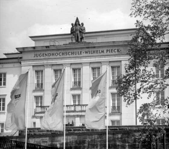 3 FDJ-Fahnen vor Eingang des Lektionsgebäudes der Jugendhochschule am Bogensee