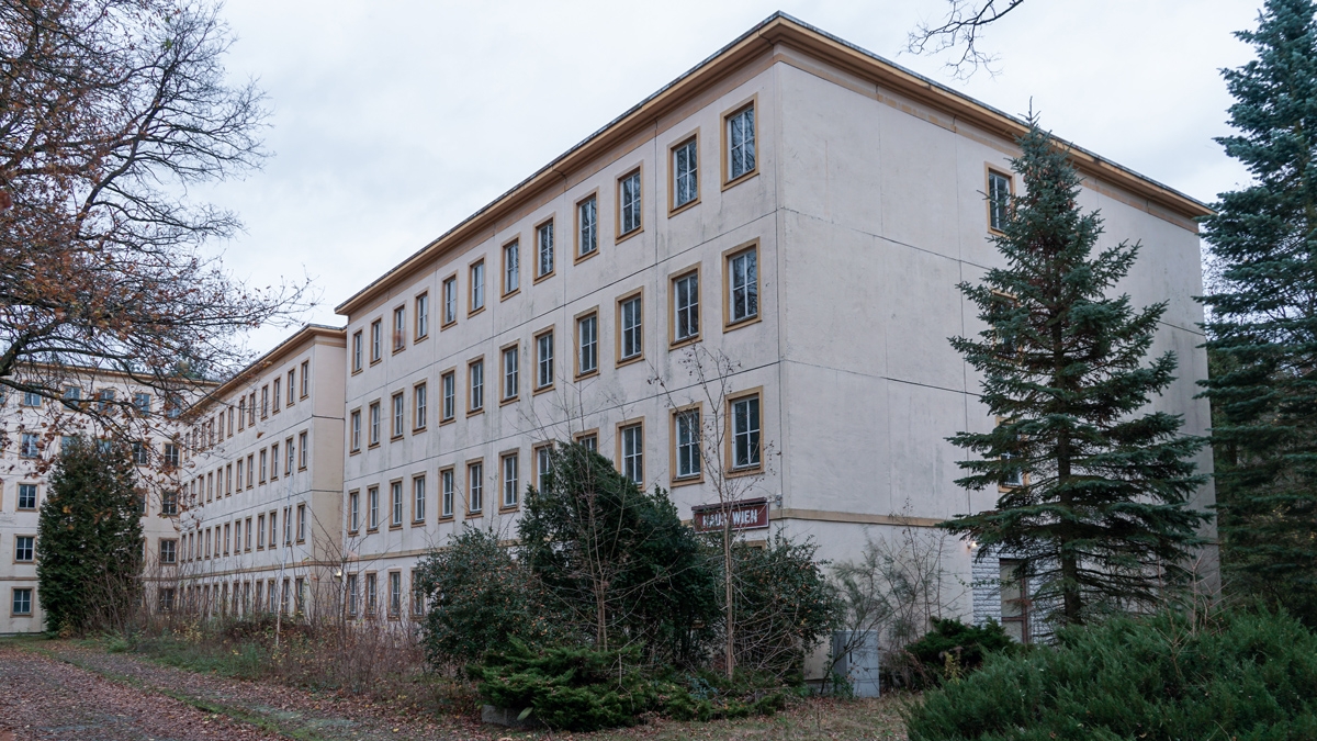 Plattenbau des Wohnheims der FDJ-Jugendhochschule am Bogensee