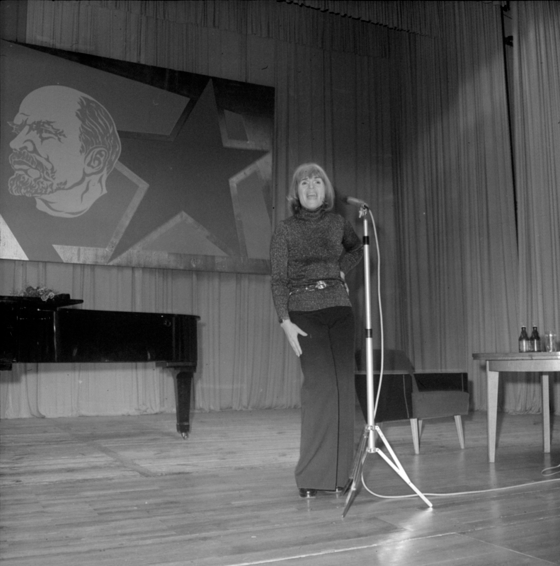Gisela May auf FDJ-Kulturhausbühne, dahinter Lenin Portrait, Roter Stern