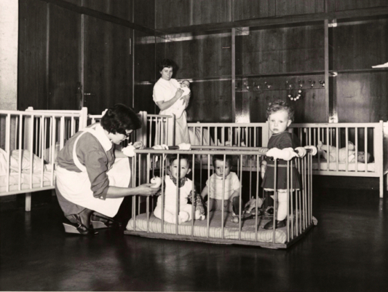 Kleinkinder, Erzieherinnen der Kinderkrippe in Goebbels Waldhof am Bogensee