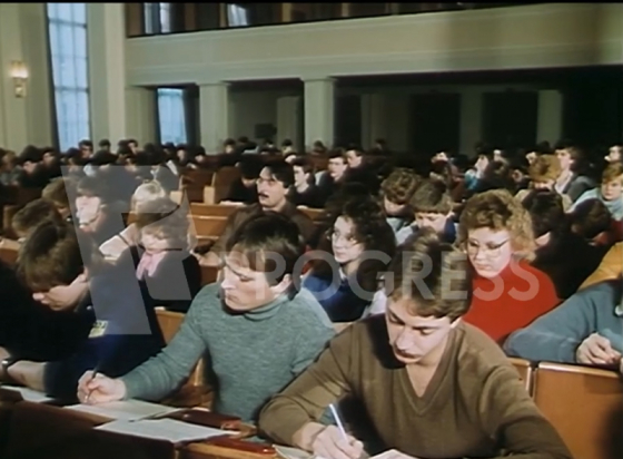 Voller Hörsaal, FDJ-Studierende der Jugendhochschule am Bogensee schreiben mit